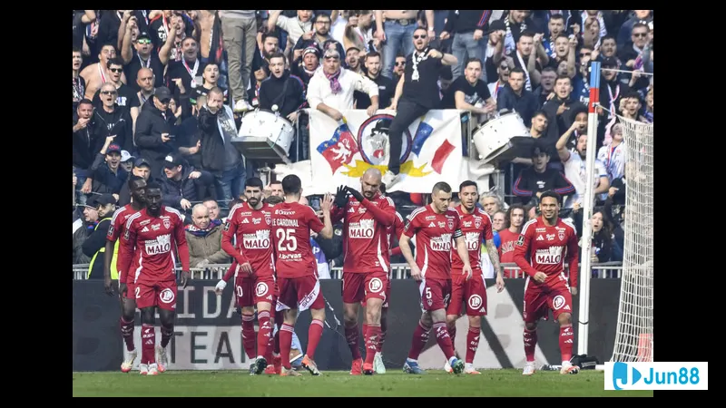 Cầu thủ đội Angers với sự quyết tâm đối mặt với cầu thủ đội Brest trong trận đấu bóng đá