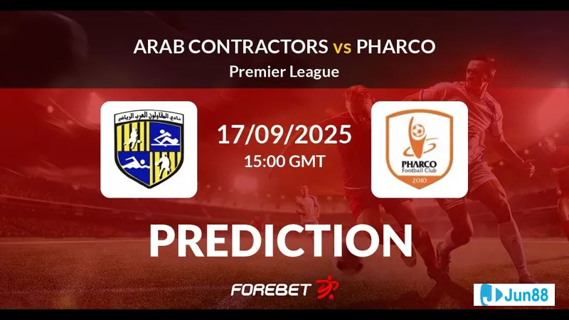 Các cầu thủ Arab Contractors và Pharco giao đấu gay gắt trên sân cỏ