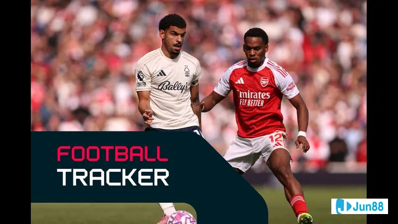 Các cầu thủ Nordia Jerusalem và Shimshon Tel Aviv tranh chấp quả bóng trên sân cỏ