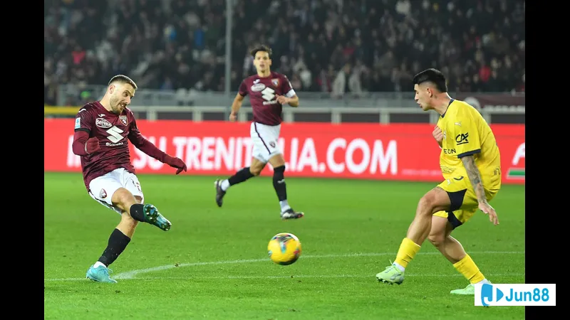 Cầu thủ Parma với sức mạnh và quyết tâm vượt qua cầu thủ Torino trên sân cỏ.