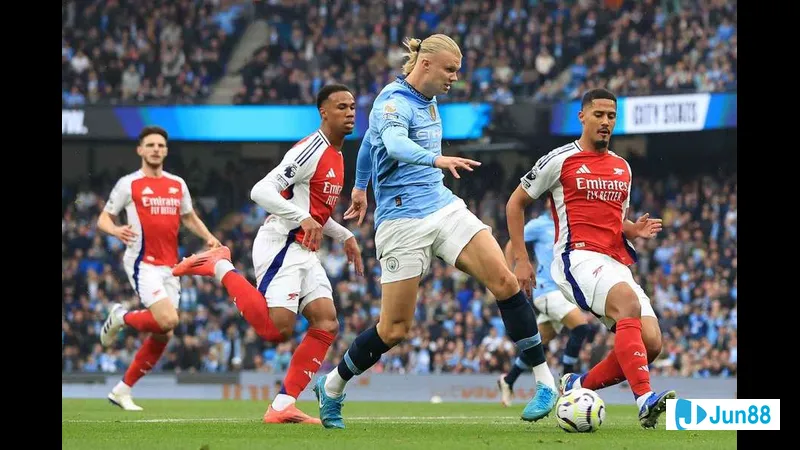 Cầu thủ Alashkert đang tung cú sút mạnh vào khung thành đối phương Shirak Gyumri