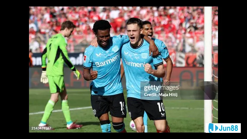 Cầu thủ Bayer Leverkusen vượt qua hàng phòng ngự của Union Berlin để tạo ra cơ hội ghi bàn