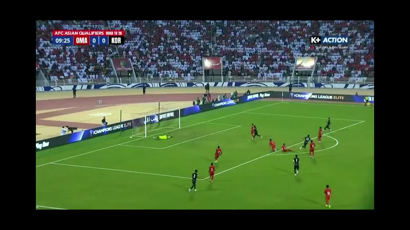 Cầu thủ Hàn Quốc đang băng qua hàng phòng ngự của Paraguay với tốc độ chóng mặt.