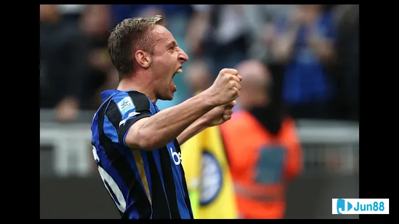 Cầu thủ của Inter vượt qua phòng ngự của Cremonese trong trận đấu