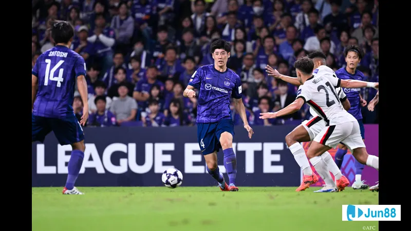 Cầu thủ của Sanfrecce Hiroshima chống đỡ bóng trước áp lực từ cầu thủ đối phương trong…