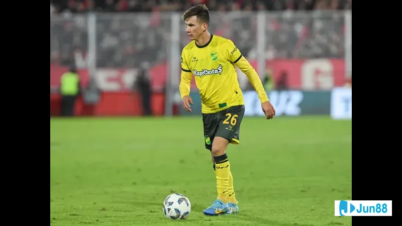 Cầu thủ của Tigre và Defensa y Justicia tranh chấp bóng trên sân cỏ