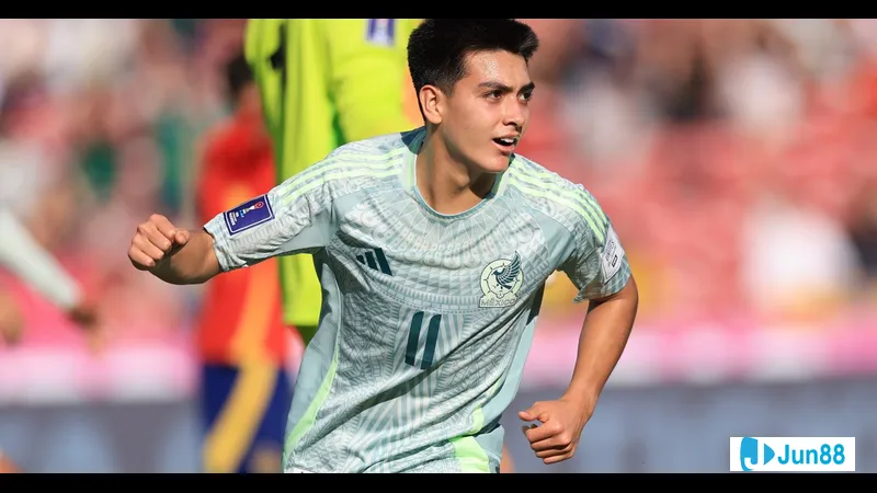 Cầu thủ U20 Mexico với sự quyết tâm vượt qua cầu thủ U20 Ma Rốc để tiến vào vòng cấm