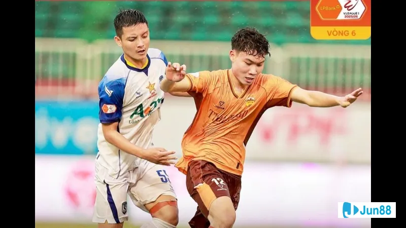 Cầu thủ U20 Mexico nỗ lực tranh chấp bóng với cầu thủ U20 Ma Rốc trong trận đấu quyết liệt