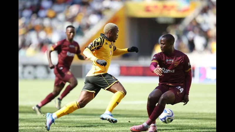 Cầu thủ Al Ittihad vượt qua cầu thủ Al Masry để tiến vào vùng cấm đối phương