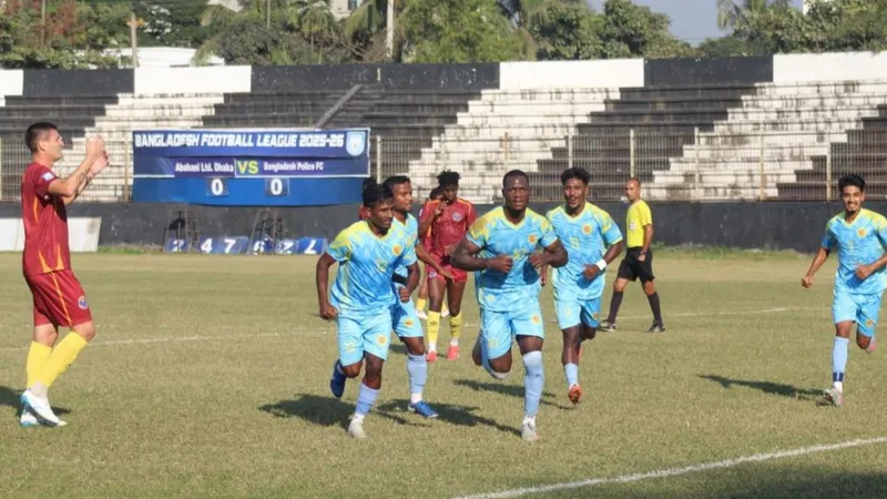 Cầu thủ của Arambagh vượt qua cầu thủ của đội Bangladesh Police trong trận đấu bóng đá