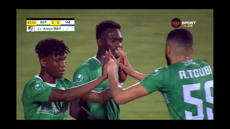 Cầu thủ đội Beroe vượt qua cầu thủ đội Cherno More trong trận đấu bóng đá