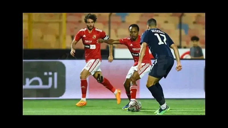 Cầu thủ Al Ahly dứt điểm mạnh vào khung thành Ceramica Clepatra