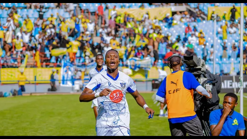 Cầu thủ của Lubumbashi Sport tạt bóng vào vòng cấm Manika trong trận đấu sôi động.