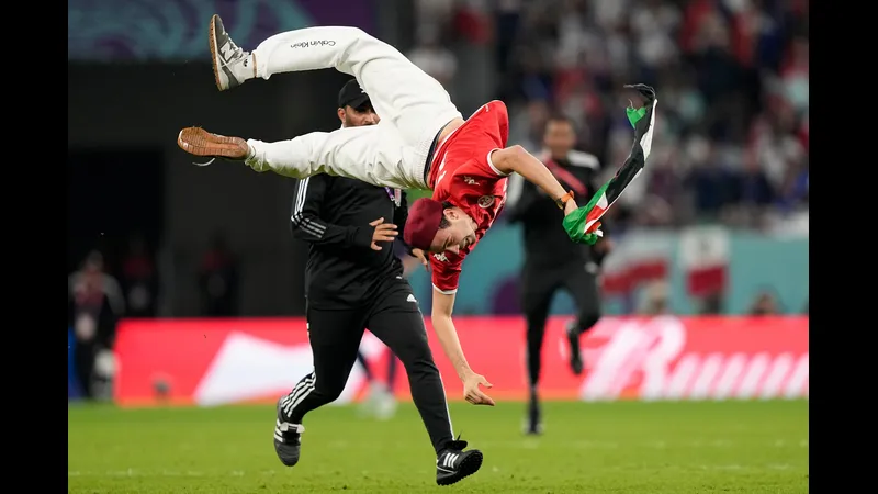 Cầu thủ Palestine đang tạo ra cơ hội ghi bàn trước hàng phòng ngự của Tunisia