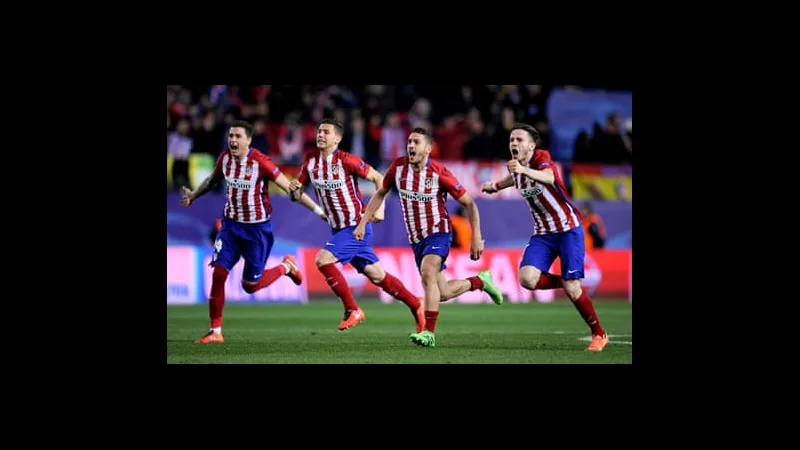 Cầu thủ PSV đang vật vả trong nỗ lực chống lại sức ép từ cầu thủ Atletico Madrid