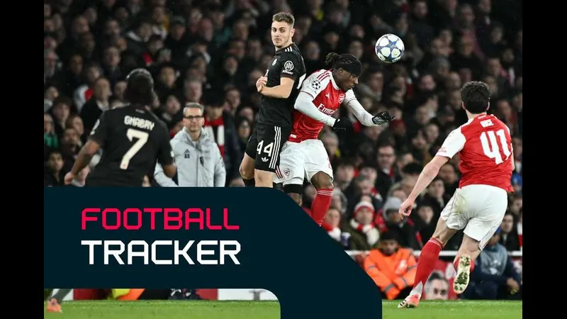 Hậu vệ đội Sahdag Qusar đang cố gắng chặn đứng pha tấn công của cầu thủ đội Turan Tovuz