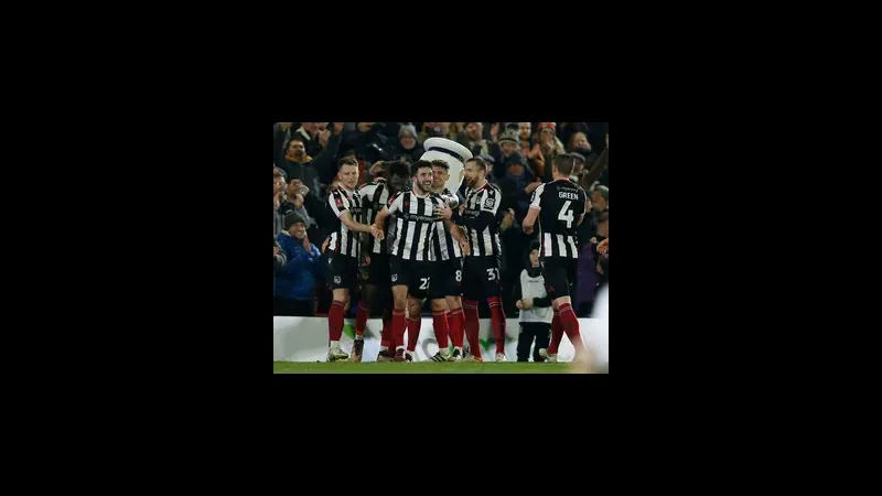 Cầu thủ Slough vượt qua hậu vệ Macclesfield để tiến gần khung thành đối phương