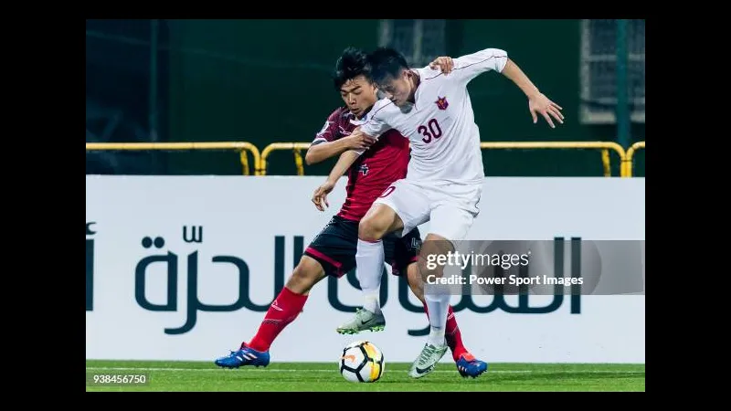 Cầu thủ Taichung với sự quyết tâm chống lại sự áp đảo của Hang Yuen trong trận đấu