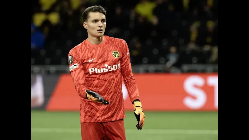 Cầu thủ của Young Boys tung cú sút mạnh vào khung thành của đối thủ Lille