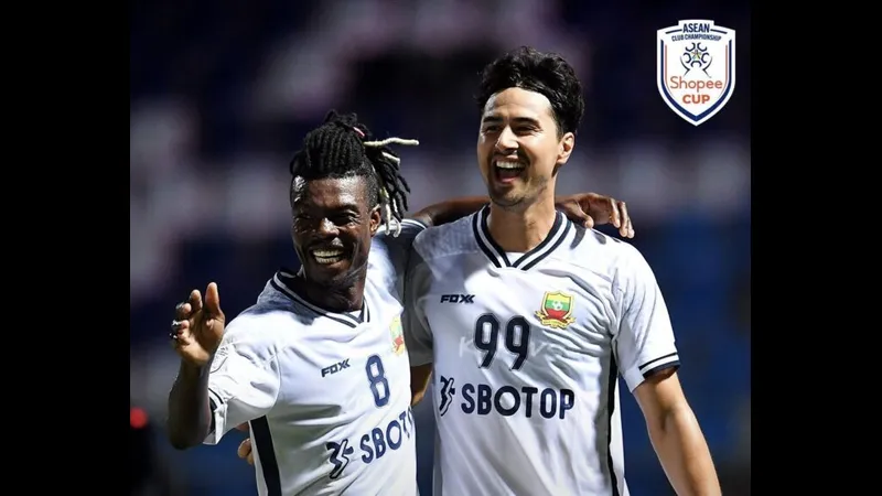 Cầu thủ Shan Utd cố gắng ngăn chặn đối thủ Johor DT tấn công