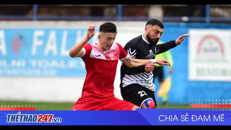 Cầu thủ Mykonos và Aias Salamina tranh chấp bóng trên sân cỏ