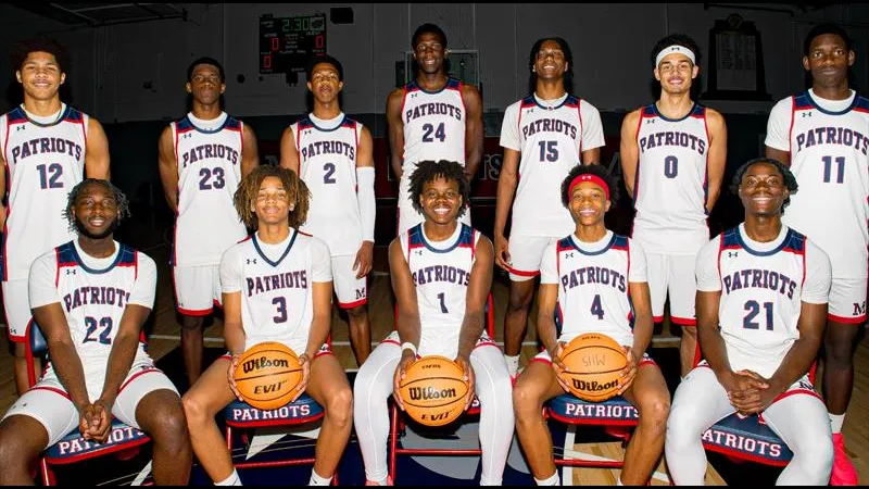 Cầu thủ Miramar đang tấn công mạnh mẽ trước hàng phòng ngự của Paysandu