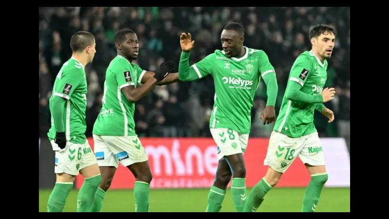 Cầu thủ Stade de Reims đối mặt với cầu thủ Saint trên sân