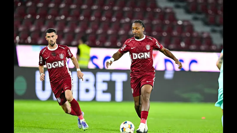 Cầu thủ UTA Arad và Rapid Bucuresti đấu tranh cho quả bóng