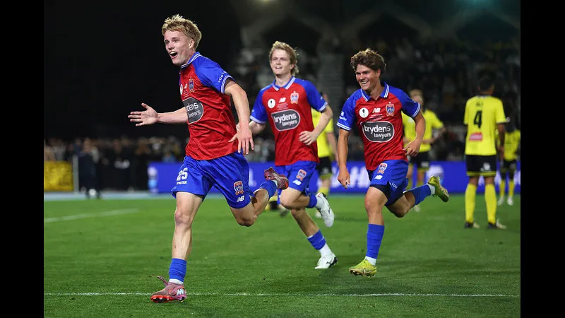 Cầu thủ Blue Eagles và Modbury Jets đối đầu trên sân cỏ