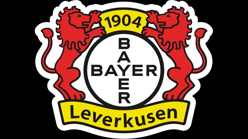 Cầu thủ Bayer Leverkusen thực hiện cú sút mạnh mẽ vào khung thành của Heidenheim