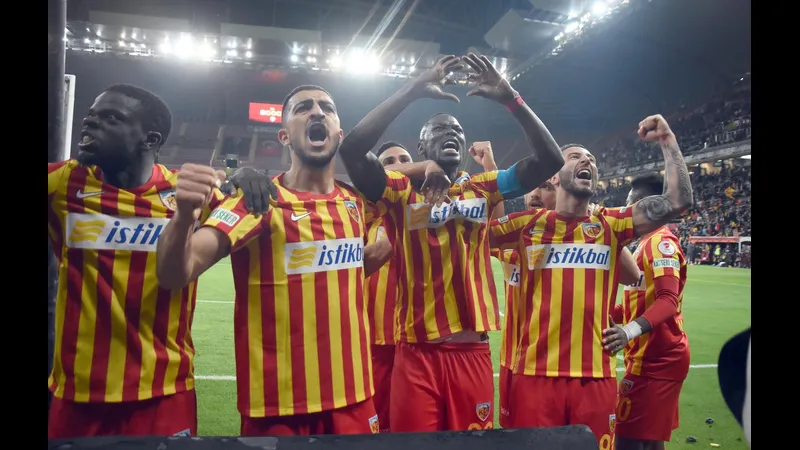 Cầu thủ Kayserispor và Fatih Karagumruk tranh chấp quả bóng