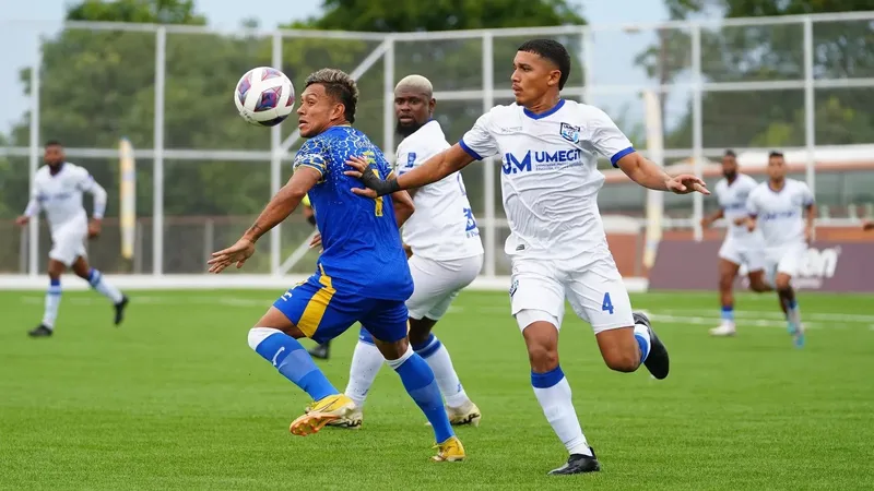 UMECIT và Herrera đang tranh chấp quả bóng trên sân cỏ