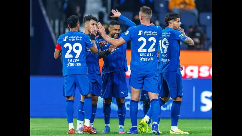 Cầu thủ Al Hilal vượt qua hàng phòng ngự của Damac