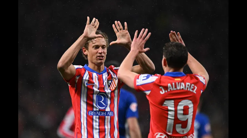 Cầu thủ Atletico Madrid và Arsenal tranh chấp quả bóng trên sân