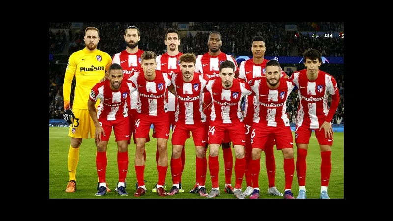 Cầu thủ Atletico Madrid tung cú sút mạnh vào khung thành Arsenal