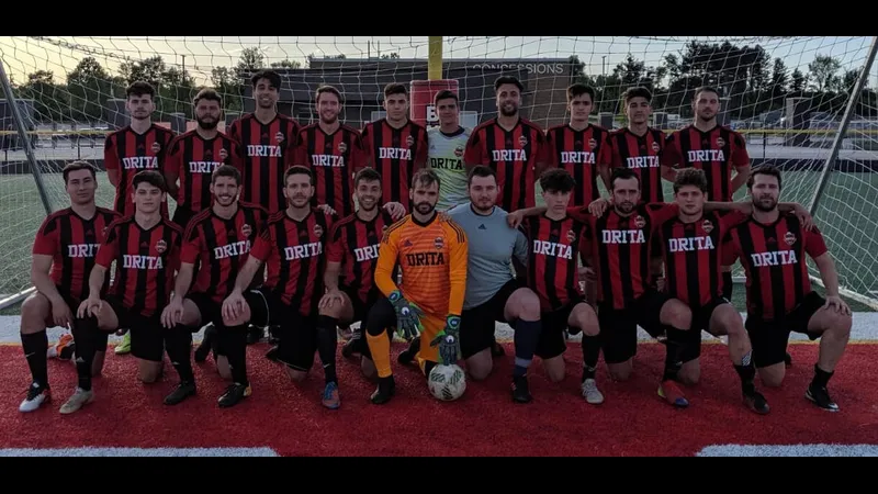 Cầu thủ của Drita đang tiến vào vòng cấm Prishtina