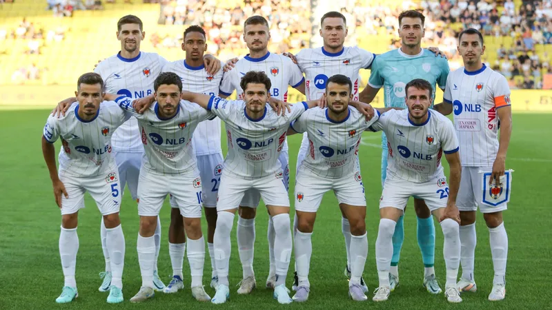 Cầu thủ của Drita và Prishtina tranh chấp bóng trên sân