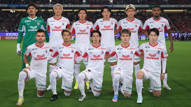 Cầu thủ Kyoto Sanga và Gamba Osaka tranh chấp trên sân