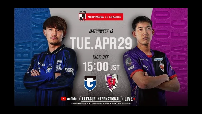 Cầu thủ Kyoto Sanga và Gamba Osaka đấu tranh gay gắt trên sân cỏ