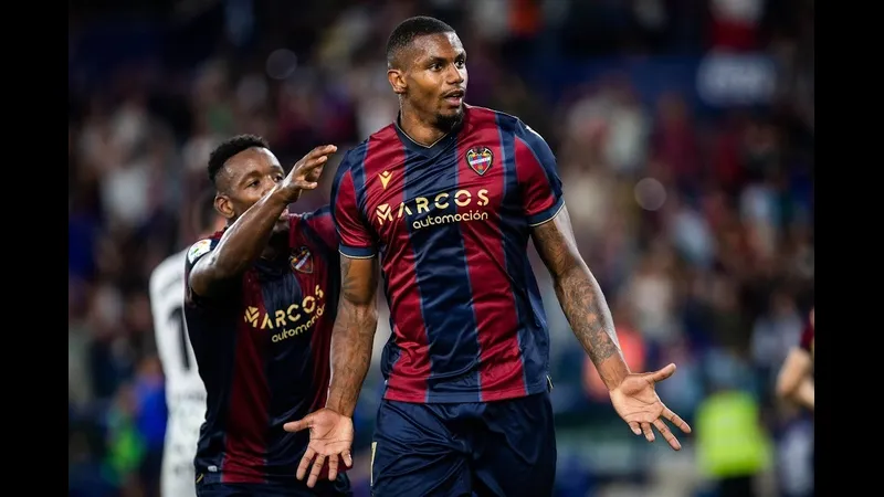 Cầu thủ Levante và Getafe tranh chấp bóng trên sân - Phong độ gần