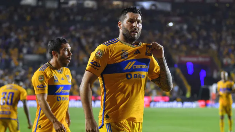 Cầu thủ Nashville và Tigres UANL tranh chấp bóng trên sân cỏ - Phong độ gần