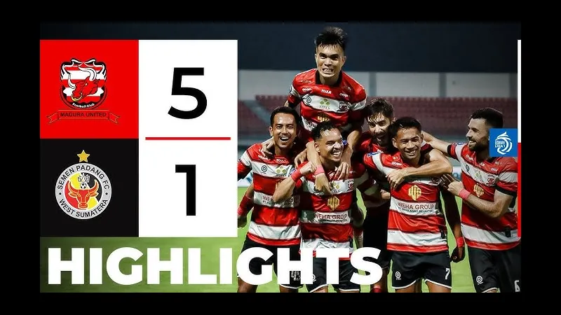 Cầu thủ của Semen Padang vượt qua hàng phòng ngự của Madura United