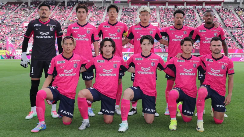 Cầu thủ Cerezo Osaka tung cú sút mạnh vào khung thành đối phương